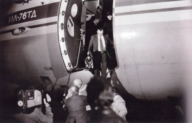 Ю.М. Воронцов встречает Л.В. Шапошникову у самолета. Внуково-2, 7 мая 1990 г. Фото С. Плюща. Из архива Н.О. Рогинского