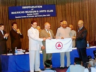 Вручение Знамени Мира  спикеру парламента Индии С. Чаттерджи. 2004 г.