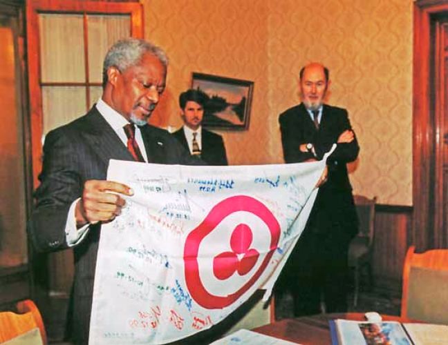 Вручение Знамени Мира Генеральному секретарю  ООН Кофи Аннану. 2000 г. Москва.