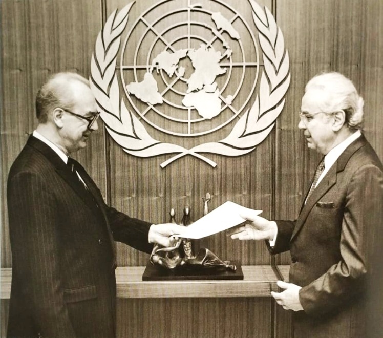 С Генеральным  секретарем ООН П. де Куэльяром. 1990 г.