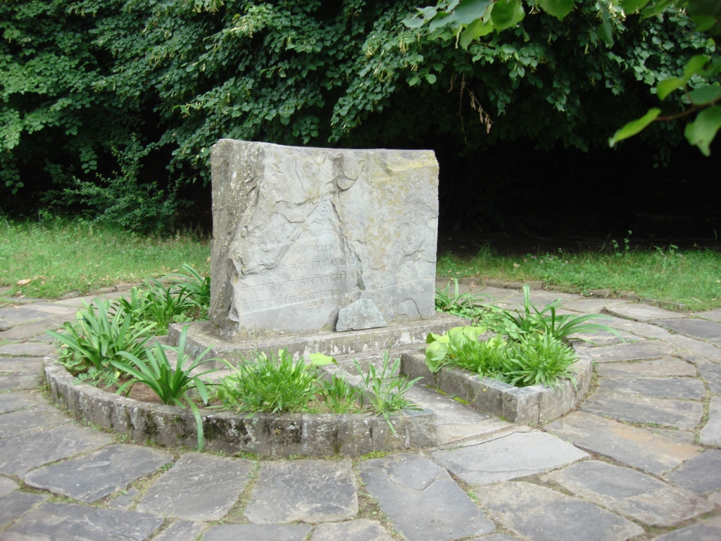 Памятный камень на месте кремации Н.К. Рериха