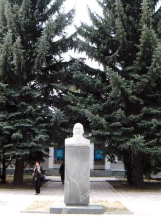 Памятник Жамбылу 
