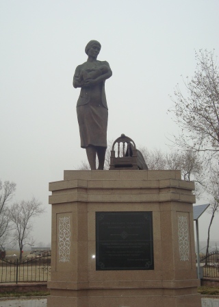 Памятник матери