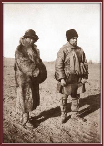 Елена Ивановна и Юрий Николаевич Рерихи  на маршруте Центрально-Азиатской экспедиции, 1927-1928 гг.